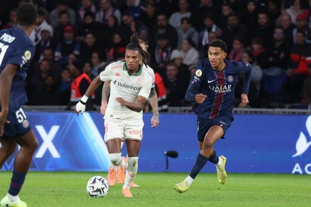 FOOTBALL : Paris Saint Germain Vs OGC Nice - Ligue 1 - 01 11 2025 Hicham Boudaoui (OGC Nice) Vs Senny Mayulu (PSG) ParisFrance  Copyright: xMichaelxBaucherx