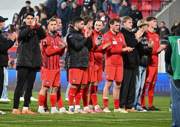 01.11.2025, xsltx, Fussball 1.Bundesliga, 1.FC Heidenheim - Eintracht Frankfurt v.l. Dank des Heidenheimer Teams an die Fans nach dem Remis gegen Eintracht Frankfurt (DFL DFB REGULATIONS PROHIBIT ANY USE OF PHOTOGRAPHS as IMAGE SEQUENCES and or QUASI-VIDEO)