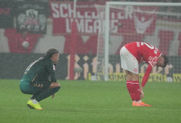 GER, 1.FBL, 1.FSV Mainz 05 vs Werder Bremen 01.11.2025, MEWA Arena, Mainz, GER, 1.FBL, 1.FSV Mainz 05 vs Werder Bremen , im Bild Justin Njinmah (Bremen), Nikolas Veratschnig (Mainz) DFL regulations prohibit any use of photographs as image sequences and or quasi-video.