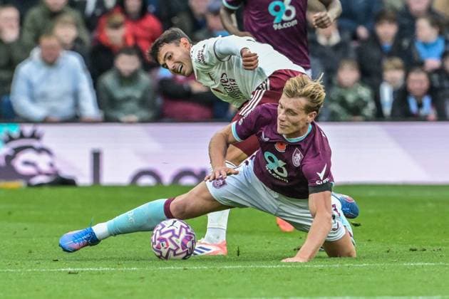 1st November 2025; Turf Moor, Burnley, Lancashire, England; Premier League Football, Burnley versus Arsenal; Viktor Gyokeres of Arsenal brings down Zian Flemming of Burnley during a challenge  LeexDurkin