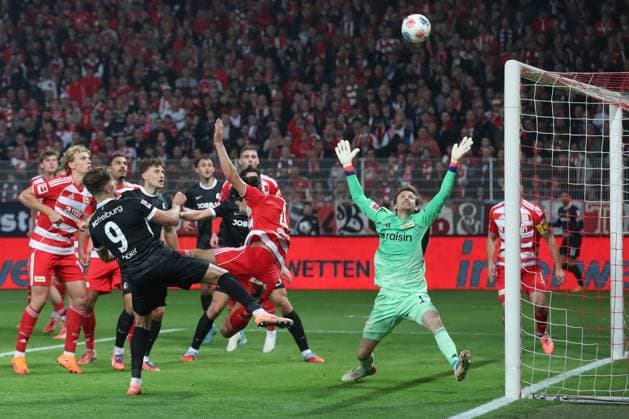 01.11.2025, xtgx, Fussball 1. Bundesliga, 1. FC Union Berlin - SC Freiburg emspor, v.l. Lucas Hoeler (Höler, SC Freiburg, 9) Kopfball schiesst den Ball aufs Tor, Torschuss, Schuss (DFL DFB REGULATIONS PROHIBIT ANY USE OF PHOTOGRAPHS as IMAGE SEQUENCES and or QUASI-VIDEO) Berlin
