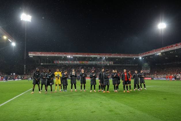 01.11.2025, xtgx, Fussball 1. Bundesliga, 1. FC Union Berlin - SC Freiburg emspor, v.l. Freiburg Bedankt sich bei den Fans (DFL DFB REGULATIONS PROHIBIT ANY USE OF PHOTOGRAPHS as IMAGE SEQUENCES and or QUASI-VIDEO) Berlin