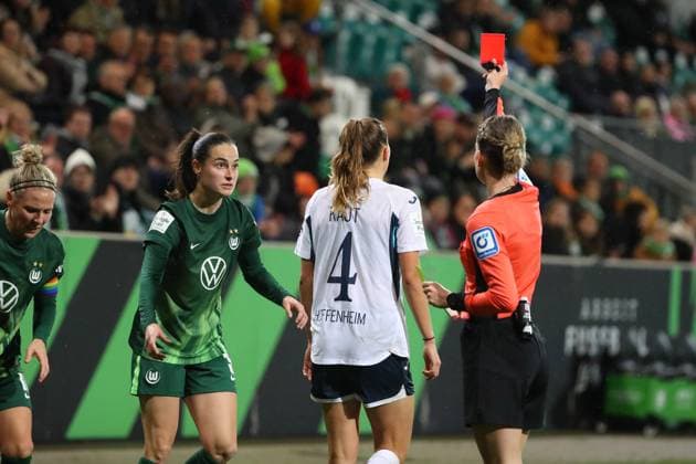 VfL - Hoffenheim, BL Frauen Wolfsburg, 01.11.2025, FUßBALL - VfL Wolfsburg vs. TSG 1899 Hoffenheim, Google Pixel Frauen-Bundesliga, Saison 2025 26. Schiedsrichterin Miriam Schwermer zeigt Lisann Kaut (TSG 1899 Hoffenheim) die gelb-rote Karte Wolfsburg