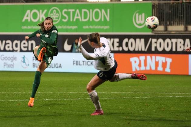 VfL - Hoffenheim, BL Frauen Wolfsburg, 01.11.2025, FUßBALL - VfL Wolfsburg vs. TSG 1899 Hoffenheim, Google Pixel Frauen-Bundesliga, Saison 2025 26. Smilla Vallotto (VfL Wolfsburg) schießt Tor zum 2:0, Laura Gloning (TSG 1899 Hoffenheim) Wolfsburg