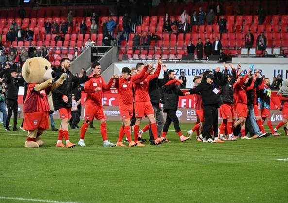 01.11.2025, xsltx, Fussball 1.Bundesliga, 1.FC Heidenheim - Eintracht Frankfurt v.l. Dank des Heidenheimer Teams an die Fans nach dem Remis gegen Eintracht Frankfurt (DFL DFB REGULATIONS PROHIBIT ANY USE OF PHOTOGRAPHS as IMAGE SEQUENCES and or QUASI-VIDEO)