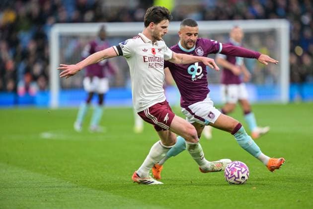 1st November 2025; Turf Moor, Burnley, Lancashire, England; Premier League Football, Burnley versus Arsenal; Declan Rice of Arsenal takes on Kyle Walker of Burnley  LeexDurkin