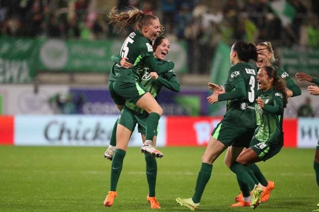 VfL - Hoffenheim, BL Frauen Wolfsburg, 01.11.2025, FUßBALL - VfL Wolfsburg vs. TSG 1899 Hoffenheim, Google Pixel Frauen-Bundesliga, Saison 2025 26. Smilla Vallotto (VfL Wolfsburg) jubelt mit der Mannschaft nach ihrem Tor zum 2:0 Wolfsburg