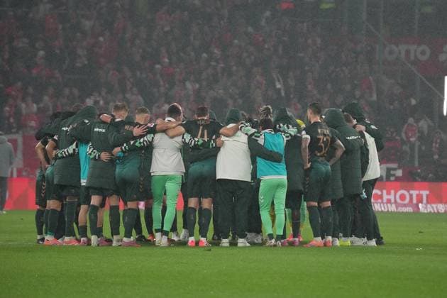 GER, 1.FBL, 1.FSV Mainz 05 vs Werder Bremen 01.11.2025, MEWA Arena, Mainz, GER, 1.FBL, 1.FSV Mainz 05 vs Werder Bremen , im Bild Die Bremer Mannschaft bilden nach Spielende einen Kreis. DFL regulations prohibit any use of photographs as image sequences and or quasi-video.