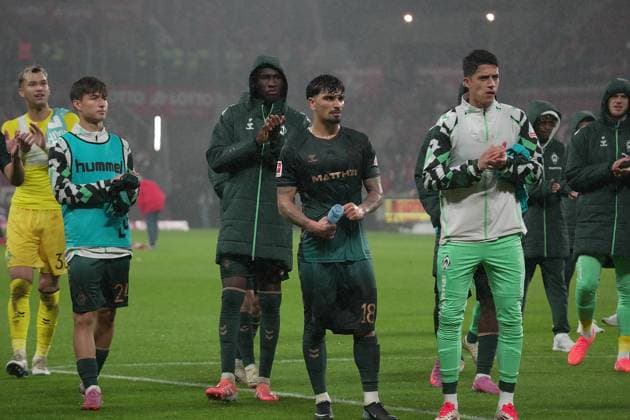GER, 1.FBL, 1.FSV Mainz 05 vs Werder Bremen 01.11.2025, MEWA Arena, Mainz, GER, 1.FBL, 1.FSV Mainz 05 vs Werder Bremen , im Bild Die Bremer Mannschaft gehen zu ihren Fans um sich für die Unterstützung zu bedanken. DFL regulations prohibit any use of photographs as image sequences and or quasi-video.