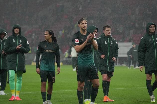 GER, 1.FBL, 1.FSV Mainz 05 vs Werder Bremen 01.11.2025, MEWA Arena, Mainz, GER, 1.FBL, 1.FSV Mainz 05 vs Werder Bremen , im Bild Die Bremer Mannschaft gehen zu ihren Fans um sich für die Unterstützung zu bedanken. DFL regulations prohibit any use of photographs as image sequences and or quasi-video.