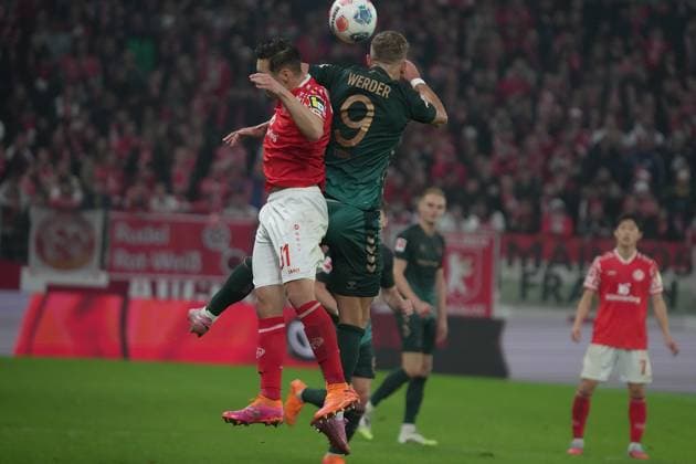GER, 1.FBL, 1.FSV Mainz 05 vs Werder Bremen 01.11.2025, MEWA Arena, Mainz, GER, 1.FBL, 1.FSV Mainz 05 vs Werder Bremen , im Bild Dominik Kohr (Mainz), Keke Topp (Bremen) DFL regulations prohibit any use of photographs as image sequences and or quasi-video.