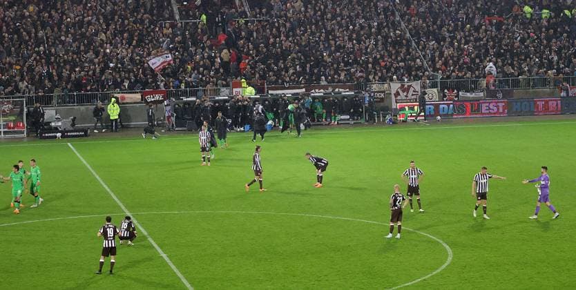 Abpfiff o-4, enttaeuschte Hamburger am Boden Fussball, 1.BL, Saison 2025 2026, Herren, FC St.Pauli gegen Borussia Moenchengladbach, Millerntor Stadion DFL REGULATIONS PROHIBIT ANY USE OF PHOTOGRAPHS AS IMAGE SEQUENCES AND OR QUASI-VIDEO.