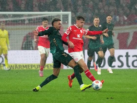 GER, 1.FBL, 1.FSV Mainz 05 vs Werder Bremen 01.11.2025, MEWA Arena, Mainz, GER, 1.FBL, 1.FSV Mainz 05 vs Werder Bremen , im Bild Justin Njinmah (Bremen), Nikolas Veratschnig (Mainz) DFL regulations prohibit any use of photographs as image sequences and or quasi-video.