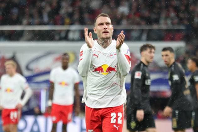 RB Leipzig vs. VfB Stuttgart, 01.11.2025 LEIPZIG, DEUTSCHLAND - NOVEMBER 1: David Raum (22, RB Leipzig) applaudiert den Fans während des Bundesliga-Spiels zwischen RB Leipzig vs. VfB Stuttgart in der Red Bull Arena am 9. Spieltag der 1. Bundesliga am November 1, 2025 in Leipzig, Deutschland. DFL REGULATIONS PROHIBIT ANY USE OF PHOTOGRAPHS AS IMAGE SEQUENCES AND OR QUASI-VIDEO. Copyright: xBEAUTIFULxSPORTS JanxKaeferx