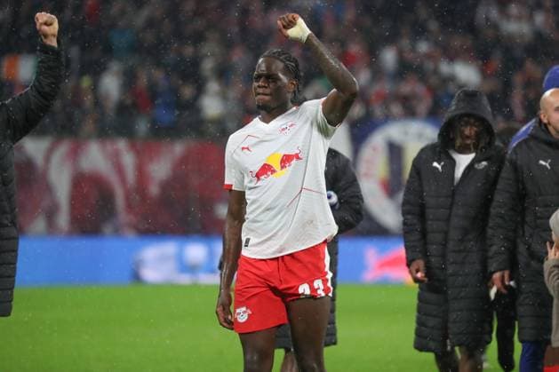 01.11.2025, xgox, Fussball 1.Bundesliga, RB Leipzig - VfB Stuttgart emspor, v.l. Castello Lukeba (Leipzig, 23) Jubel ueber den Sieg, Jubel nach Spielende (DFL DFB REGULATIONS PROHIBIT ANY USE OF PHOTOGRAPHS as IMAGE SEQUENCES and or QUASI-VIDEO) Leipzig