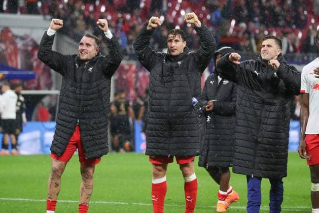 01.11.2025, xgox, Fussball 1.Bundesliga, RB Leipzig - VfB Stuttgart emspor, v.l. David Raum (Leipzig, 22), Willi Orban (Leipzig, 4), Christoph Baumgartner (Leipzig, 14) Jubel ueber den Sieg, Jubel nach Spielende (DFL DFB REGULATIONS PROHIBIT ANY USE OF PHOTOGRAPHS as IMAGE SEQUENCES and or QUASI-VIDEO) Leipzig