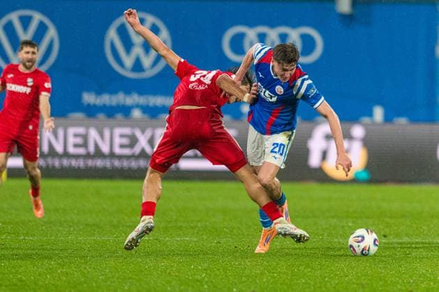 Rostock, Deutschland 01. November 2025: 3. Liga - 2025 2026 - FC Hansa Rostock vs. SC Verl Im Bild: v. li. im Zweikampf Fynn Otto (SC Verl) und Ryan Naderi (Hansa Rostock) DFB regulations prohibit any use of photographs as image sequences and or quasi-video. Copyright: xFotostandx xVoelkerx