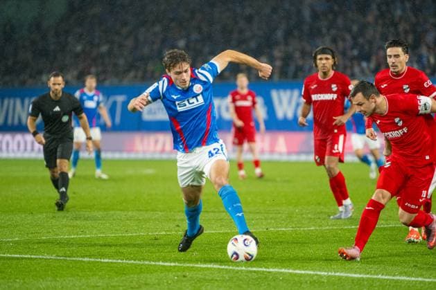 Rostock, Deutschland 01. November 2025: 3. Liga - 2025 2026 - FC Hansa Rostock vs. SC Verl Im Bild: 1.v.li. Benno Dietze (Hansa Rostock) DFB regulations prohibit any use of photographs as image sequences and or quasi-video. Copyright: xFotostandx xVoelkerx