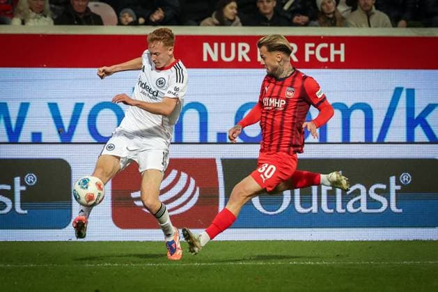 Hugo Larsson 16 (Eintracht Frankfurt) mit einer Hereingabe vor Niklas Dorsch 30 (1FC Heidenheim 1846), 1.FC Heidenheim 1846 vs. Eintracht Frankfurt, Fussball, Maenner, DFL, Bundesliga, Saison 2025 2026, Voith Arena, 9. Spieltag, 01.11.2025 Heidenheim Baden-Wuerttemberg Deutschland