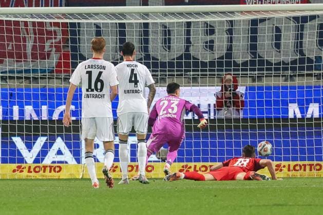 Marvin Pieringer 18 (1FC Heidenheim 1846) mit einem Kopfball, der fast ins Tor geht, Michael Zetterer 23 (Eintracht Frankfurt) springt hinterher, wird aber wegen Abseits abgepfiffen, 1.FC Heidenheim 1846 vs. Eintracht Frankfurt, Fussball, Maenner, DFL, Bundesliga, Saison 2025 2026, Voith Arena, 9. Spieltag, 01.11.2025 Heidenheim Baden-Wuerttemberg Deutschland