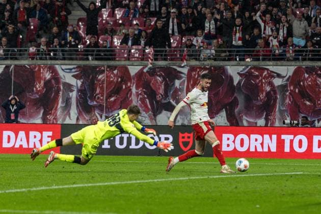 GER, Bundesliga, RB Leipzig - VfB Stuttgart 01.11.2025, Red Bull Arena, Leipzig, GER, Bundesliga, RB Leipzig - VfB Stuttgart Romulo (RB Leipzig 40), Alexander Nübel Alexander Nuebel (VfB Stuttgart 33) Â