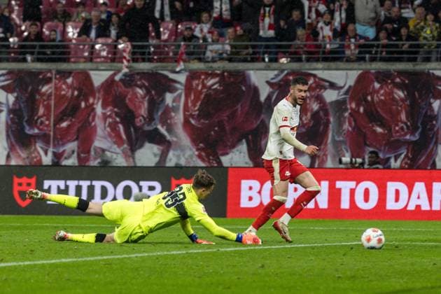 GER, Bundesliga, RB Leipzig - VfB Stuttgart 01.11.2025, Red Bull Arena, Leipzig, GER, Bundesliga, RB Leipzig - VfB Stuttgart Romulo (RB Leipzig 40), Alexander Nübel Alexander Nuebel (VfB Stuttgart 33) Â