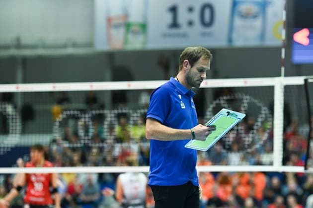 Felix Koslowski (Cheftrainer SSC Palmberg Schwerin) Dresdner SC vs. SSC Palmberg Schwerin, 1. Volleyball Bundesliga Damen, Spielzeit 2025 2026, 01.11.2025 Dresdner SC vs. SSC Palmberg Schwerin, 1. Volleyball Bundesliga Damen, Spielzeit 2025 2026, 01.11.2025 Dresden Copyright: xEibner-Pressefoto xHoepnerx EP_PHR