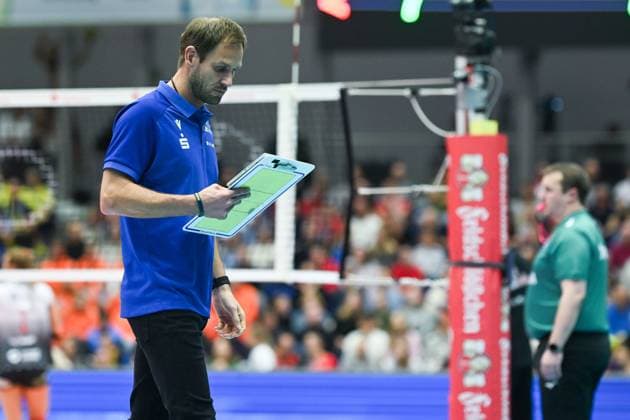 Felix Koslowski (Cheftrainer SSC Palmberg Schwerin) Dresdner SC vs. SSC Palmberg Schwerin, 1. Volleyball Bundesliga Damen, Spielzeit 2025 2026, 01.11.2025 Dresdner SC vs. SSC Palmberg Schwerin, 1. Volleyball Bundesliga Damen, Spielzeit 2025 2026, 01.11.2025 Dresden Copyright: xEibner-Pressefoto xHoepnerx EP_PHR