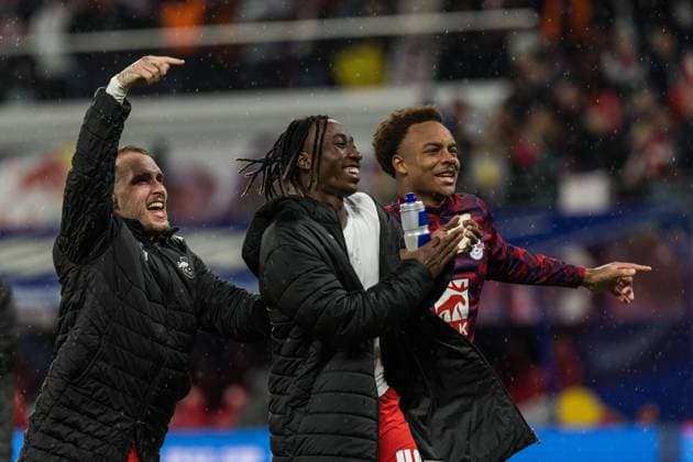 GER, Bundesliga, RB Leipzig - VfB Stuttgart 01.11.2025, Red Bull Arena, Leipzig, GER, Bundesliga, RB Leipzig - VfB Stuttgart David Raum (RB Leipzig 22), Yan Diomande (RB Leipzig 49), Assan Ouedraogo (RB Leipzig 20) jubeln Â
