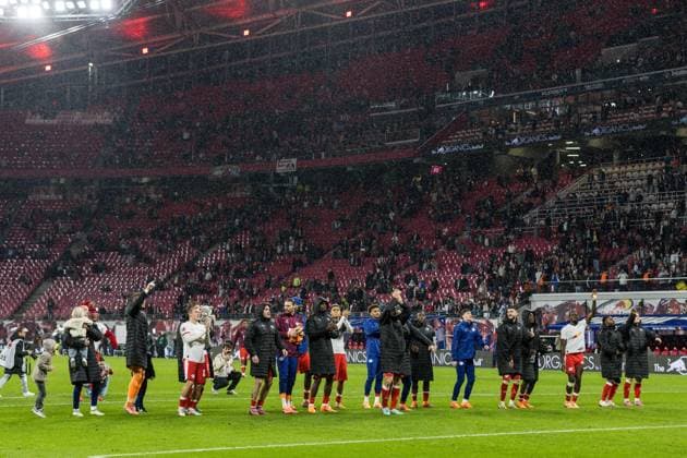 GER, Bundesliga, RB Leipzig - VfB Stuttgart 01.11.2025, Red Bull Arena, Leipzig, GER, Bundesliga, RB Leipzig - VfB Stuttgart Das Team von RB Leipzig bedankt sich bei den Fans Â