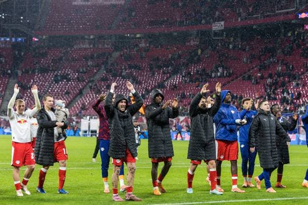 GER, Bundesliga, RB Leipzig - VfB Stuttgart 01.11.2025, Red Bull Arena, Leipzig, GER, Bundesliga, RB Leipzig - VfB Stuttgart Xaver Schlager (RB Leipzig 24), Lukas Klostermann (RB Leipzig 16), David Raum (RB Leipzig 22), Johan Bakayoko (RB Leipzig 9), Willi Orban (RB Leipzig 4) bedanken sich bei den Fans Â