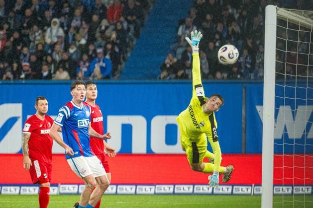 Rostock, Deutschland 01. November 2025: 3. Liga - 2025 2026 - FC Hansa Rostock vs. SC Verl Im Bild: 1.v.re. Torhüter Philipp Schulze (SC Verl) in der Luft DFB regulations prohibit any use of photographs as image sequences and or quasi-video. Copyright: xFotostandx xVoelkerx