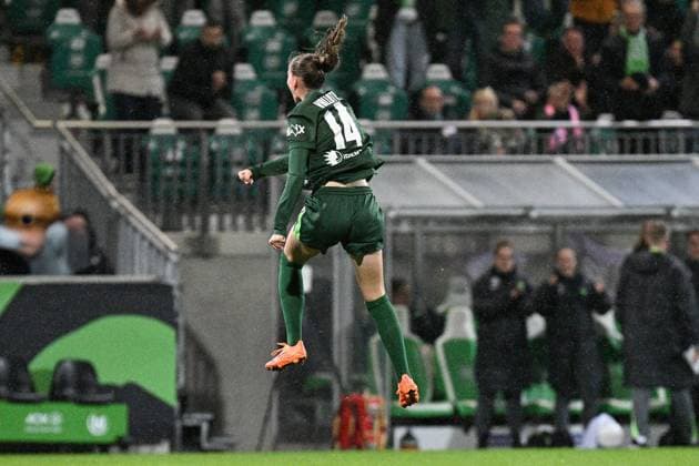 Fußball I Frauen I Saison 2025-2026 I Bundesliga I 8. Spieltag I VfL Wolfsburg - TSG Hoffenheim I 01.11.2025 Torjubel und Luftsprung bei Torschützin zum 2:1 Smilla Vallotto (14, VfL Wolfsburg) Wolfsburg AOK Stadion Niedersachsen Deutschland Copyright: xLobeca InesxHähnelx