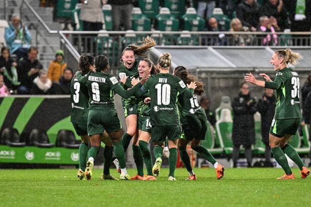 Fußball I Frauen I Saison 2025-2026 I Bundesliga I 8. Spieltag I VfL Wolfsburg - TSG Hoffenheim I 01.11.2025 Torjubel Torschützin Smilla Vallotto (14, VfL Wolfsburg) jubelt mit mit dem Team Wolfsburg AOK Stadion Niedersachsen Deutschland Copyright: xLobeca InesxHähnelx