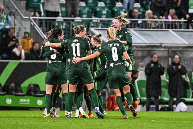 Fußball I Frauen I Saison 2025-2026 I Bundesliga I 8. Spieltag I VfL Wolfsburg - TSG Hoffenheim I 01.11.2025 Torjubel Sarai Linder (39, VfL Wolfsburg) springt vor Freude in die Luft und jubelt mit der Mannschaft Wolfsburg AOK Stadion Niedersachsen Deutschland Copyright: xLobeca InesxHähnelx