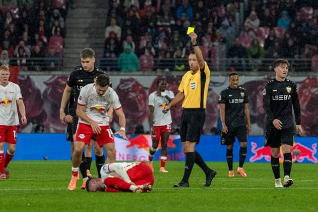 Deutschland, Fussball, 1. Bundesliga, 9. Spieltag, 2025 2026, RB Leipzig - VfB Stuttgart am 01.11. in Leipzig (Red Bull Arena): Gelbe Karte für Ramon Hendriks (VfB Stuttgart 3) Copyright: xSvenxHeidmannx