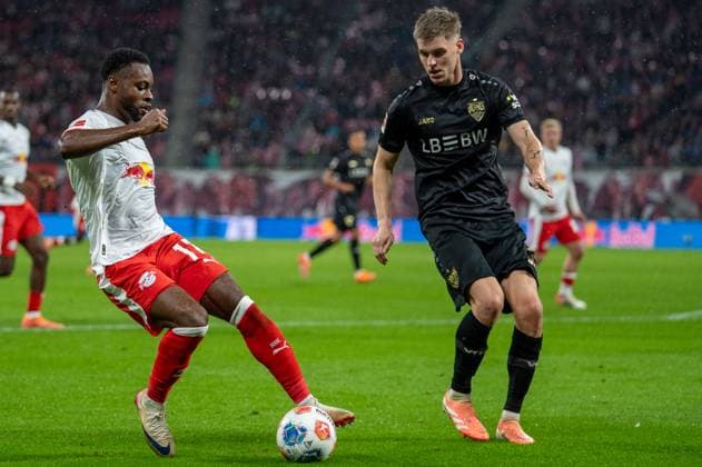 Deutschland, Fussball, 1. Bundesliga, 9. Spieltag, 2025 2026, RB Leipzig - VfB Stuttgart am 01.11. in Leipzig (Red Bull Arena): Ridle Baku (RB Leipzig 17) und Ramon Hendriks (VfB Stuttgart 3) Copyright: xSvenxHeidmannx