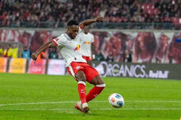 Deutschland, Fussball, 1. Bundesliga, 9. Spieltag, 2025 2026, RB Leipzig - VfB Stuttgart am 01.11. in Leipzig (Red Bull Arena): Schuss Ridle Baku (RB Leipzig 17) Copyright: xSvenxHeidmannx