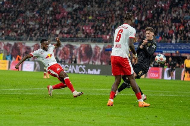 Deutschland, Fussball, 1. Bundesliga, 9. Spieltag, 2025 2026, RB Leipzig - VfB Stuttgart am 01.11. in Leipzig (Red Bull Arena): Schuss Ridle Baku (RB Leipzig 17) Copyright: xSvenxHeidmannx