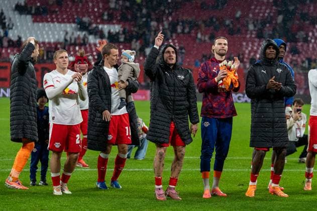 Deutschland, Fussball, 1. Bundesliga, 9. Spieltag, 2025 2026, RB Leipzig - VfB Stuttgart am 01.11. in Leipzig (Red Bull Arena): RB Leipzig feiert mit den Fans nach Schlusspfiff. Copyright: xSvenxHeidmannx