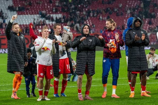 Deutschland, Fussball, 1. Bundesliga, 9. Spieltag, 2025 2026, RB Leipzig - VfB Stuttgart am 01.11. in Leipzig (Red Bull Arena): RB Leipzig feiert mit den Fans nach Schlusspfiff. Copyright: xSvenxHeidmannx