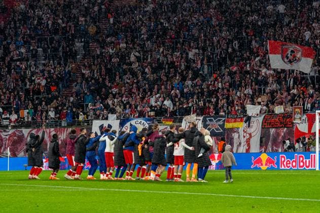 Deutschland, Fussball, 1. Bundesliga, 9. Spieltag, 2025 2026, RB Leipzig - VfB Stuttgart am 01.11. in Leipzig (Red Bull Arena): RB Leipzig feiert mit den Fans nach Schlusspfiff. Copyright: xSvenxHeidmannx