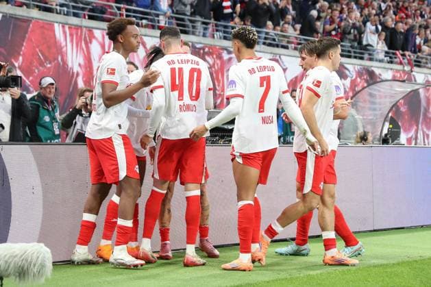 01.11.2025, xgox, Fussball 1.Bundesliga, RB Leipzig - VfB Stuttgart emspor, v.l. Leipzug Jubel, Torjubel, jubelt ueber das Tor, celebrate the goal, celebration (DFL DFB REGULATIONS PROHIBIT ANY USE OF PHOTOGRAPHS as IMAGE SEQUENCES and or QUASI-VIDEO) Leipzig