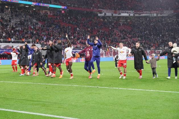 01.11.2025, xgox, Fussball 1.Bundesliga, RB Leipzig - VfB Stuttgart emspor, v.l. Leipzig Jubel ueber den Sieg, Jubel nach Spielende (DFL DFB REGULATIONS PROHIBIT ANY USE OF PHOTOGRAPHS as IMAGE SEQUENCES and or QUASI-VIDEO) Leipzig