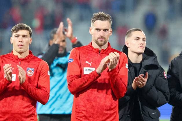 Patrick Mainka 6 (1FC Heidenheim 1846) bei den Fans nach Spielende, mit Luca Kerber 20 (1FC Heidenheim 1846), 1.FC Heidenheim 1846 vs. Eintracht Frankfurt, Fussball, Maenner, DFL, Bundesliga, Saison 2025 2026, Voith Arena, 9. Spieltag, 01.11.2025 Heidenheim Baden-Wuerttemberg Deutschland