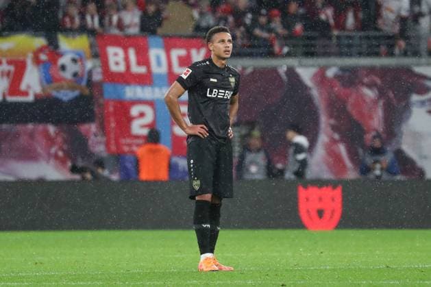 01.11.2025, xgox, Fussball 1.Bundesliga, RB Leipzig - VfB Stuttgart emspor, v.l. Luca Jaquez (Stuttgart, 14) enttaeuscht, schaut enttaeuscht, niedergeschlagen, disappointed (DFL DFB REGULATIONS PROHIBIT ANY USE OF PHOTOGRAPHS as IMAGE SEQUENCES and or QUASI-VIDEO) Leipzig