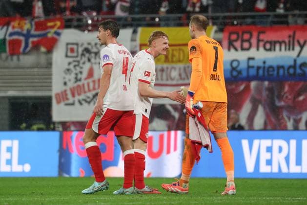 01.11.2025, xgox, Fussball 1.Bundesliga, RB Leipzig - VfB Stuttgart emspor, v.l. Willi Orban (Leipzig, 4), Nicolas Seiwald (Leipzig, 13), Peter Gulasci (Leipzig, 1) Jubel ueber den Sieg, Jubel nach Spielende (DFL DFB REGULATIONS PROHIBIT ANY USE OF PHOTOGRAPHS as IMAGE SEQUENCES and or QUASI-VIDEO) Leipzig