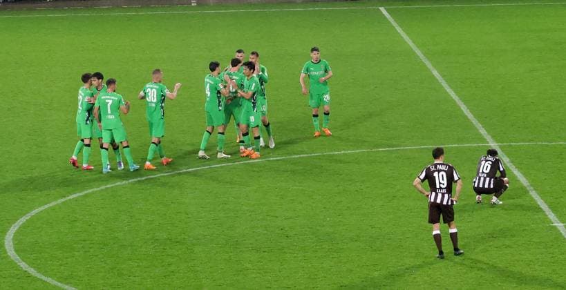 Freud und Leid, Martijn Kaars (FC St. Pauli) und Joel Chima Fujita (FC St. Pauli) am Boden Abpfiff o-4, enttaeuschte Hamburger am Boden waehrend Moenchengladbach jubelt Fussball, 1.BL, Saison 2025 2026, Herren, FC St.Pauli gegen Borussia Moenchengladbach, Millerntor Stadion DFL REGULATIONS PROHIBIT ANY USE OF PHOTOGRAPHS AS IMAGE SEQUENCES AND OR QUASI-VIDEO.