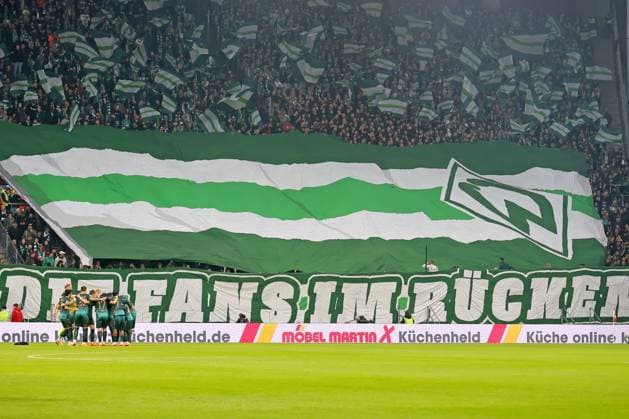 Mainz, Deutschland 01. November 2025: 1. BL - 2025 2026 - FSV Mainz 05 vs. SV Werder Bremen Im Bild: Die Spieler von bilden einen Mannschaftskreis zum Schulterschluss vor der eigenen Fankurve. DFL regulations prohibit any use of photographs as image sequences and or quasi-video Mewa Arena Rheinland - Pfalz Copyright: xFotostandx xRacochax