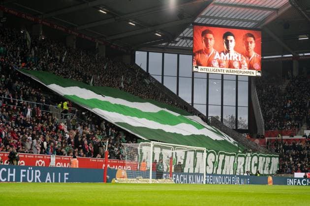 01.11.2025, xhfmx, Fussball 1.Bundesliga, FSV Mainz 05 - Werder Bremen Choreo der Werder Bremen Fans (DFL DFB REGULATIONS PROHIBIT ANY USE OF PHOTOGRAPHS as IMAGE SEQUENCES and or QUASI-VIDEO) Mainz